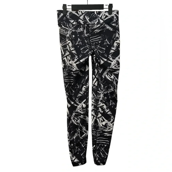 OLD NAVY ACTIVE BLACK & WHITE 7/8 LEGGINGS - Picture 2 of 4